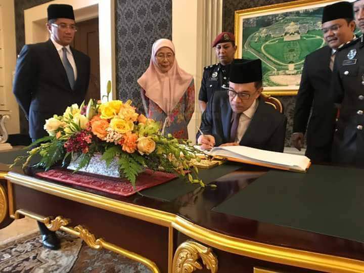 Anwar menghadap Agong di Istana Negara