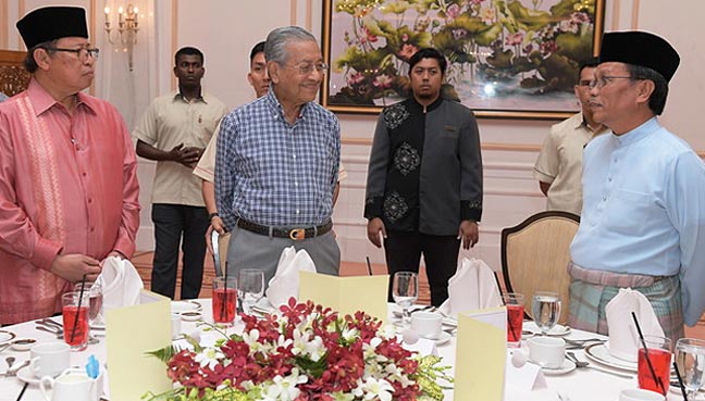 Shafie Apdal atur pertemuan 'minta nyawa' Dr Mahathir untuk Sabah dan Sarawak