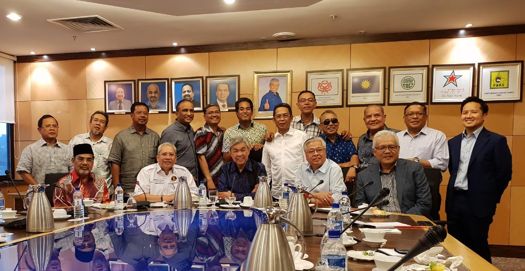 Keluar UMNO, Zahid seru pemimpin dan ahli UMNO bertenang 