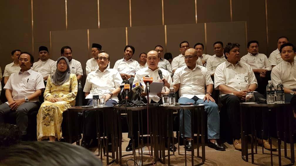 2 MT, 5 Ahli Parlimen, 9 Adun, 21 Ketua Bahagian keluar UMNO 