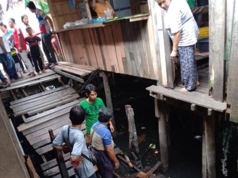 Jambatan kayu runtuh dibaiki selepas rombongan menteri jatuh ke laut