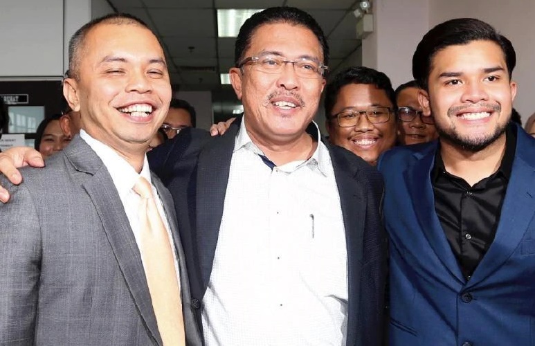 Latif Bandi Bekas EXCO Johor, anak lepas dan bebas 37 pertuduhan