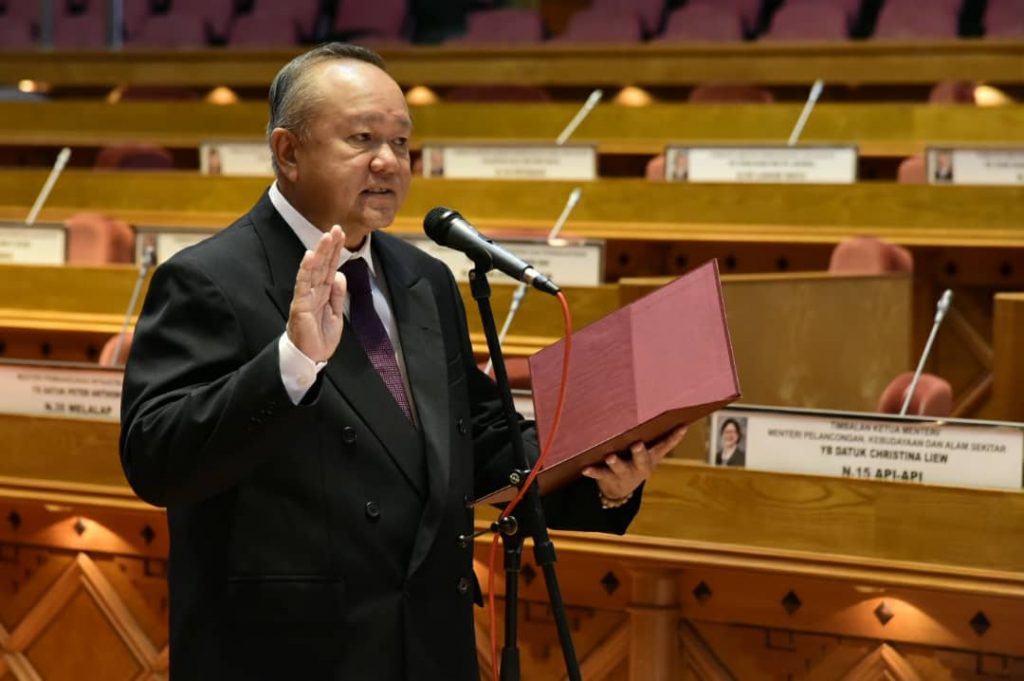Sekalipun dikecam Bendahari DAP Sabah 'Asal Penang' Angkat Sumpah Sebagai ADUN Dilantik