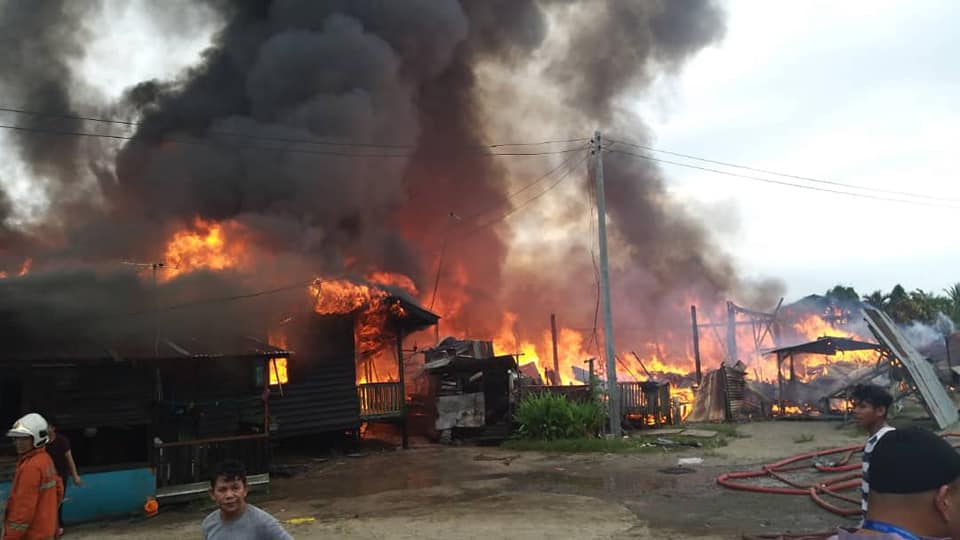 [VIDEO] Misteri Warisan, Kebakaran setinggan berlaku lagi kini 86 rumah musnah di Kg Batu 4 Tawau