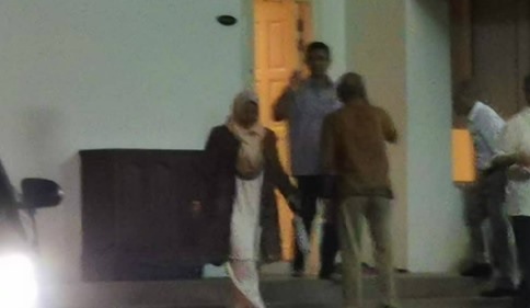 Halang undi tidak percaya terhadap Tun M, Azmin jumpa MP BN di rumahnya