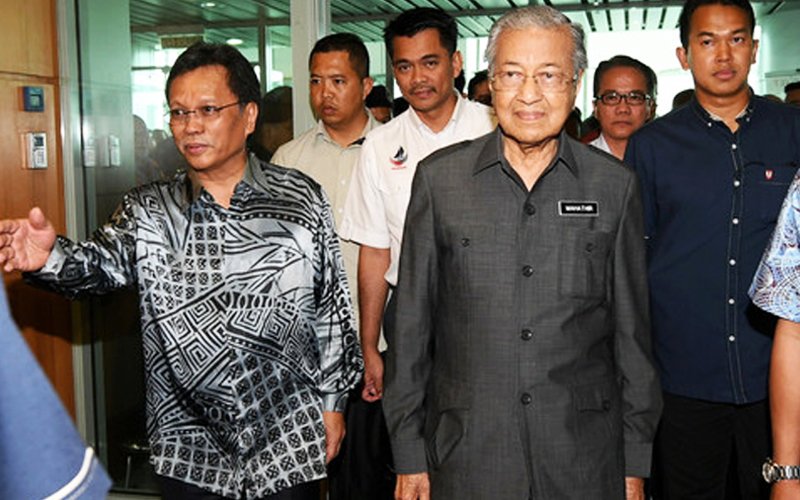 Undi belah bahagian: Shafie Warisan tolak belanjawan rakyat atau ikut Dr Mahathir?
