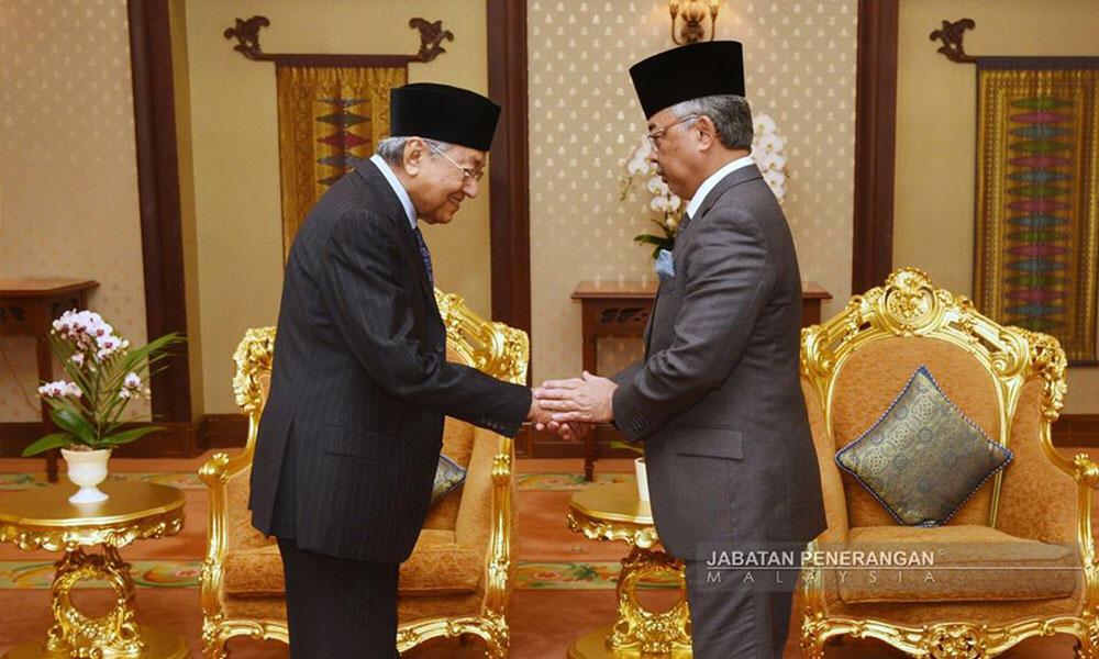 YDPA lantik Tun M sebagai PM Interim