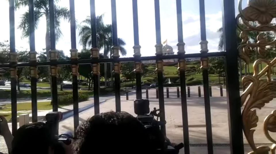 (VIDEO) Kenderaan VIP memasuki Istana Negara