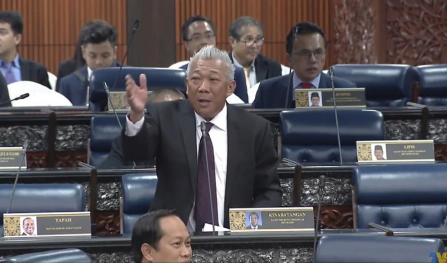 [VIDEO] Bung Moktar balun Dr Mahathir hingga terduduk lemah di dewan rakyat