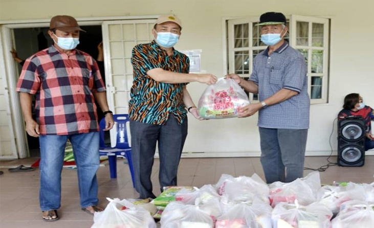 Ketua Menteri Sabah Turun Padang Sampaikan Bantuan Bakul Makanan Kepada Rakyat
