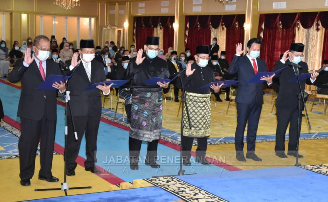 5 Menteri, 18 Pembantu Menteri Angkat Sumpah Kabinet Sabah