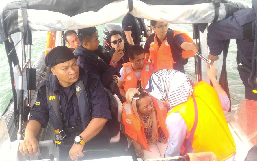 16 Selamat: Bot penumpang Menumbok- Labuan hanyut kerana enjin rosak