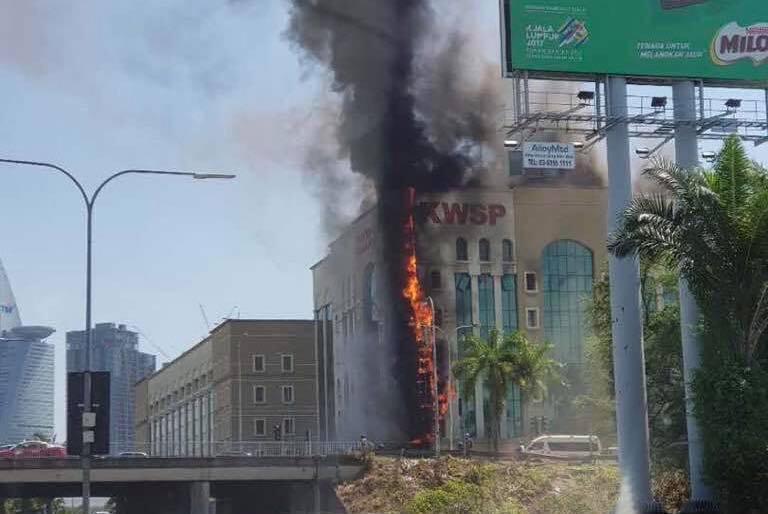 (VIDEO) Bangunan KWSP Jalan Gasing terbakar
