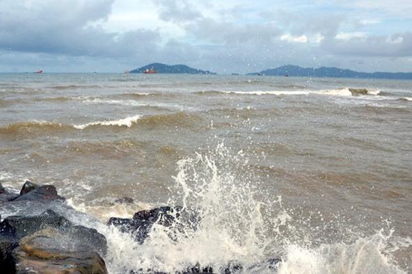 Angin Kencang Laut Bergelora Berhampiran Perairan Sabah