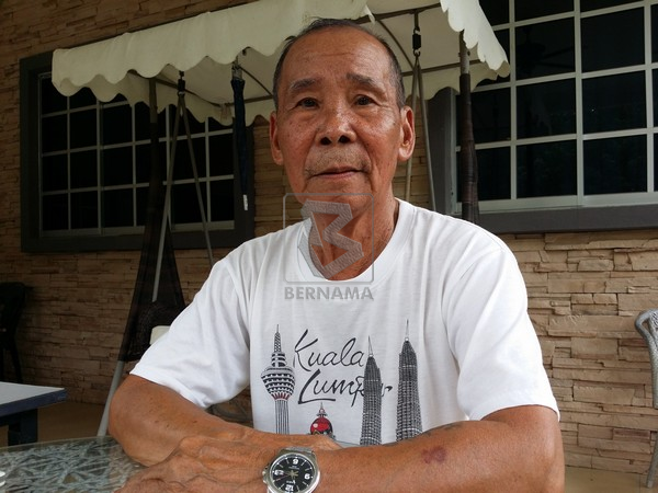 John Rijimin Sukah, 77, merupakan seorang daripada empat sekampung yang terlibat sejak awal mengali dan mendaratkan bongkah batu dari dasar Sungai Mosolog Senagang untuk dijadikan monument Perjanjian Malaysia 1963. -- fotoBERNAMA