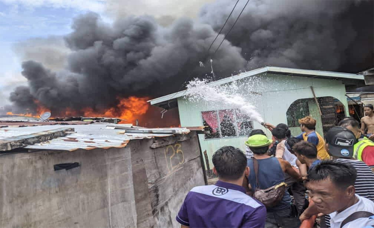 (VIDEO) 20 rumah setinggan atas air di Kampung Simunul  terbakar