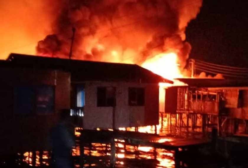 (VIDEO) Pulau Gaya terbakar, lebih 70 buah rumah di Lok Urai musnah