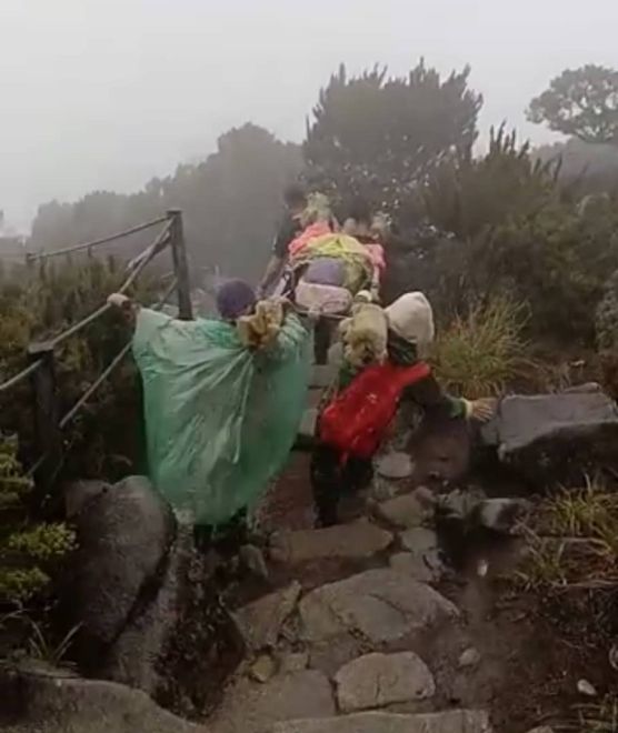 PBB  MOSAR bantu pendaki Gunung Kinabalu cedera