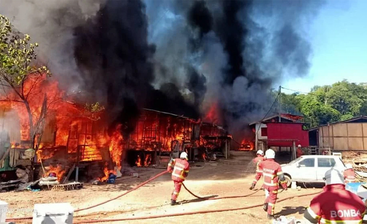 Kebakaran di Penampang memusnahkan 8 rumah, 3 kenderaan  dan gereja.