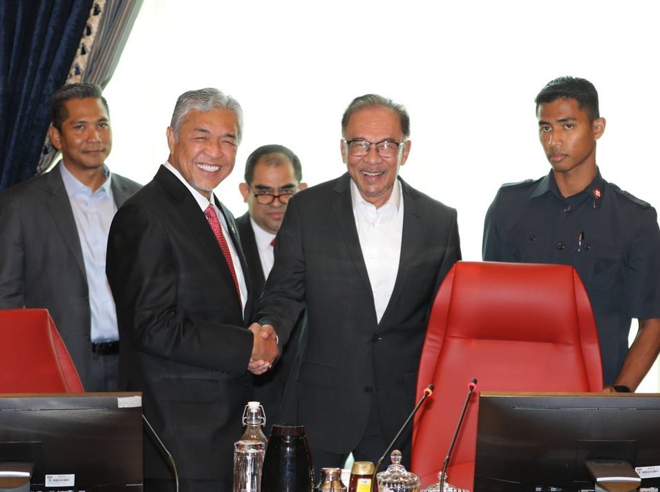 Anwar pertahan Zahid Hamidi sebagai TPM