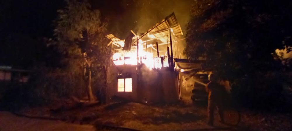 Rumah dua tingkat terbakar, dua kenderaan turut musnah