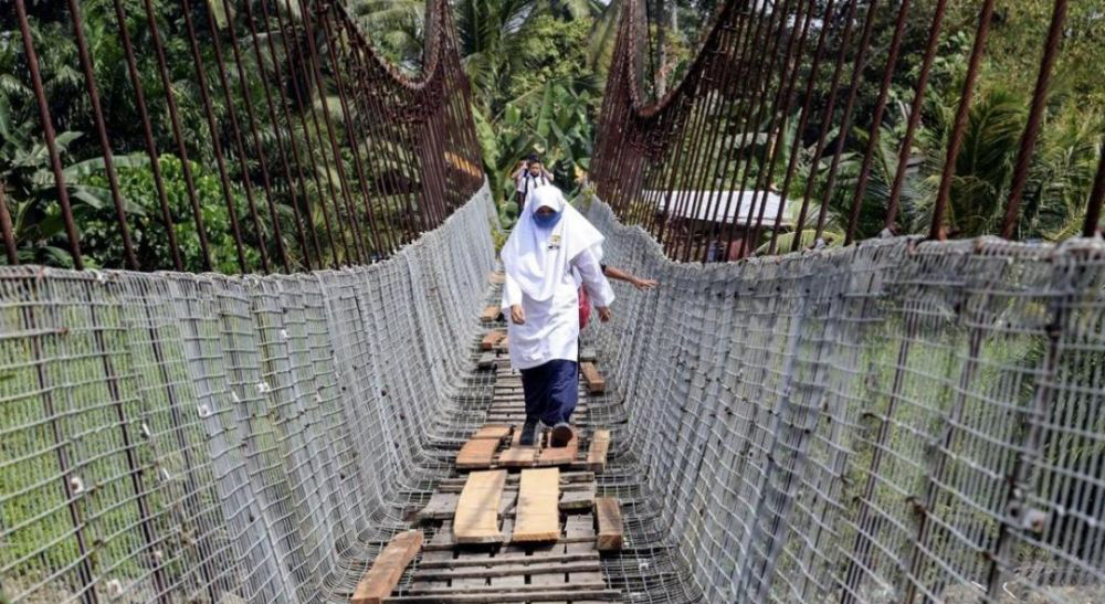 Pelajar terpaksa jalan kaki sejam ke sekolah, jika jambatan gantung ditutup