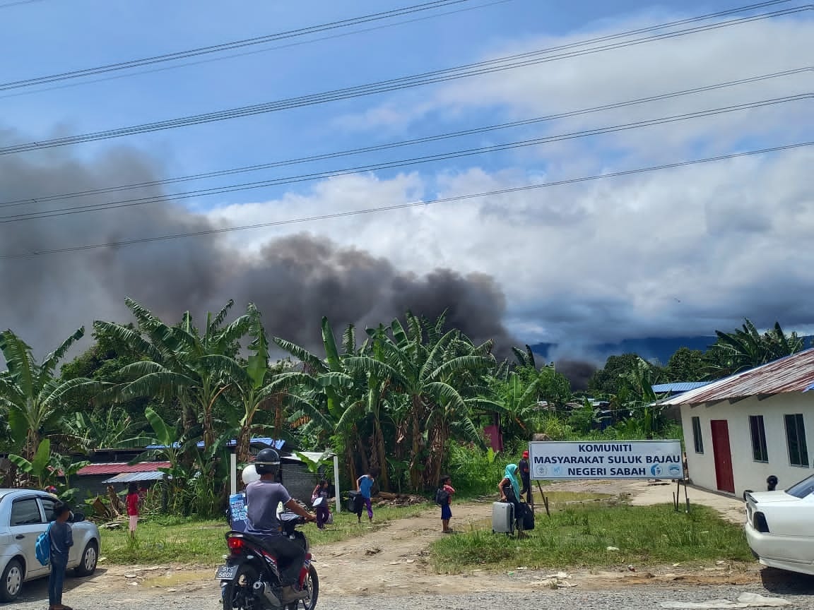 (VIDEO) 9 rumah setinggan terbakar di Komuniti Bajau Suluk, Kg Saga 3 Numbak Sepanggar 