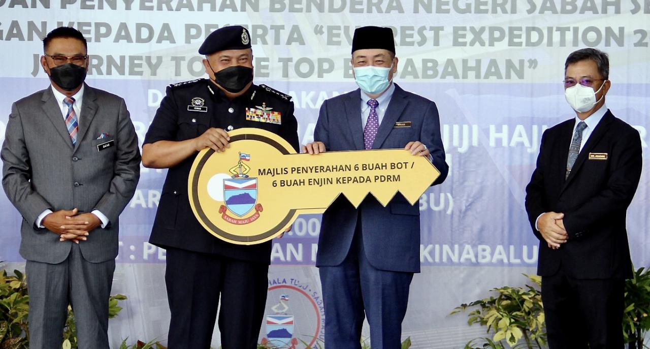 Kerajaan sumbang bot dan enjin sangkut kepada PDRM Sabah