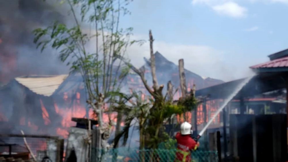 Kebakaran di Sandakan memusnahkan dua rumah
