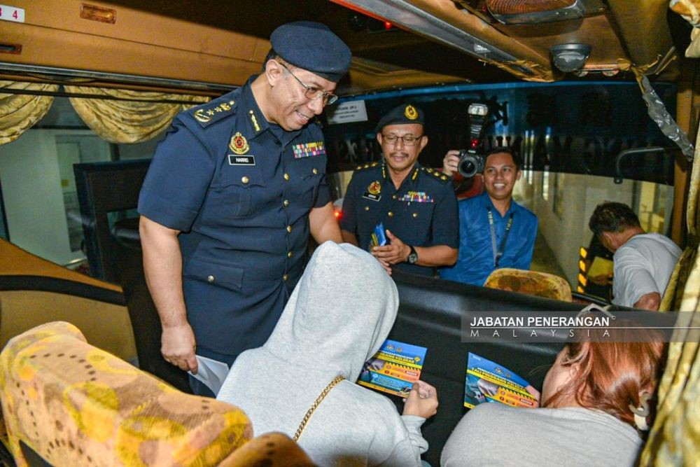 Pemandu dan penumpang bas wajib memakai tali pinggang keledar