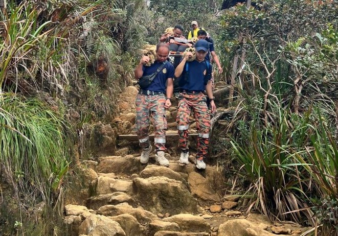 Cedera ketika mendaki Gunung Kinabalu, pendaki wanita dibawa turun