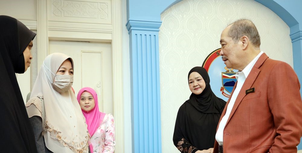 Hajiji bersama isteri santuni ibu arwah Zara Qairina