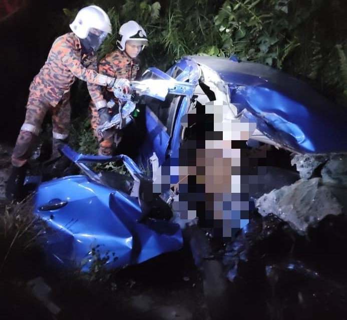 Pemandu wanita tersepit dalam kemalangan dengan lori di Papar